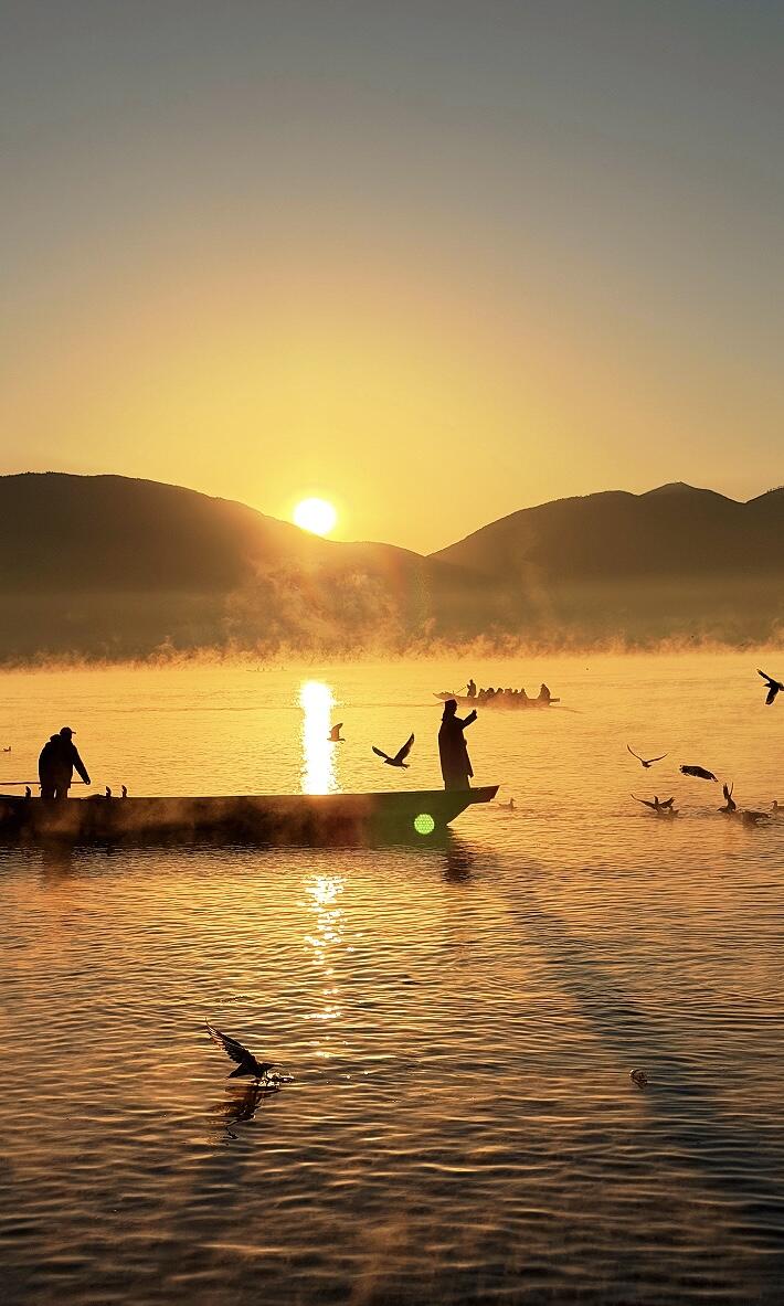 12月的瀘沽湖，迎來了封神的季節(jié)！日出晨霧絕美！紅嘴鷗已就位！